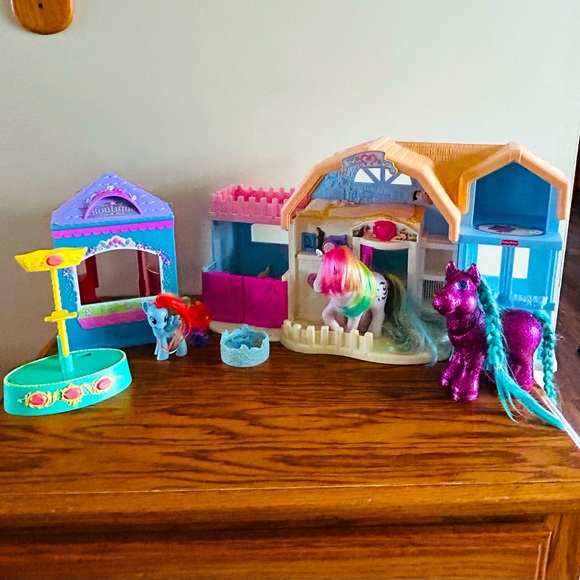 My Little Pony Frilly Frocks Boutique & Fisher Price Loving Family Stable - Picture 1 of 10